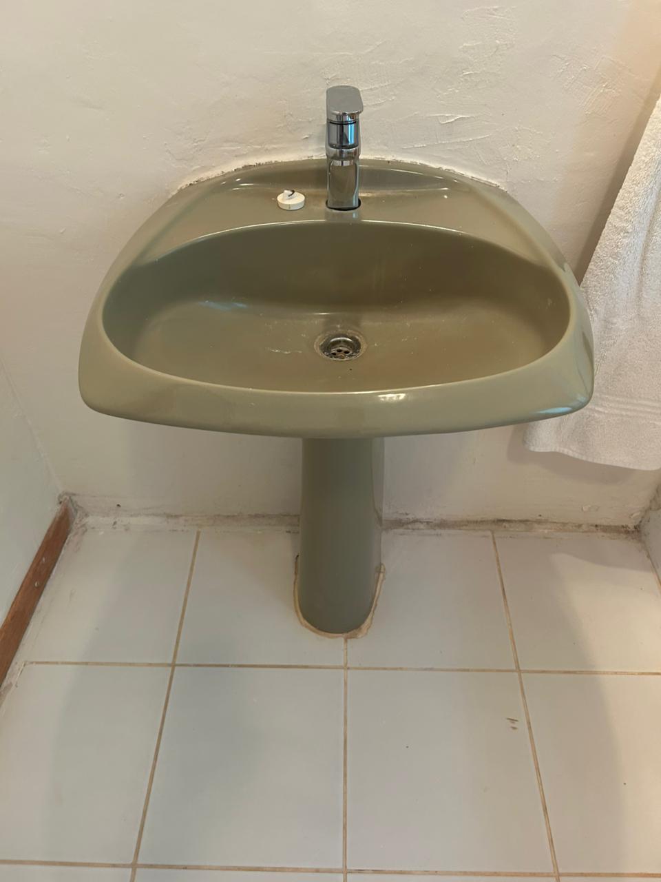 Before bathroom resurfacing transformation 02