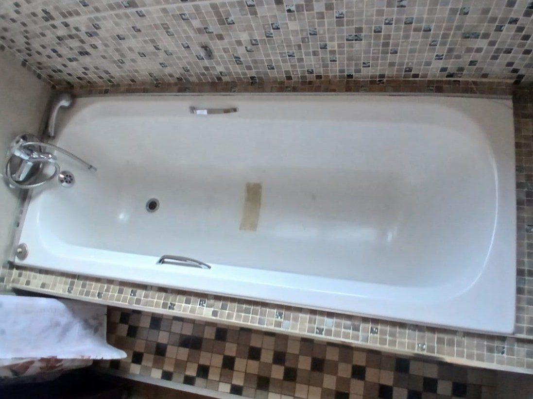 Before bathroom resurfacing transformation 06