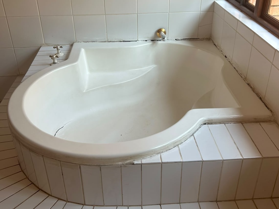 Before bathroom resurfacing transformation 03